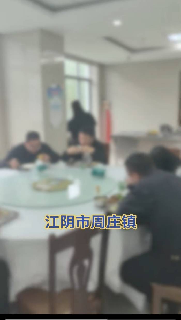 江苏一办事大厅工作人员未到下班时间就离岗吃饭？镇政府：在核实中