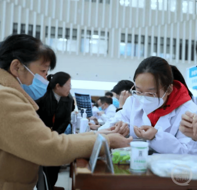 医学生高铁上遇乘客突发疾病，用纸袋紧急救助呼吸性碱中毒患者