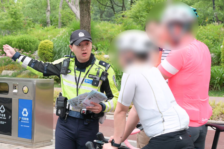 对“暴骑团”出手！浦东交警严查违法骑行：公路不是竞技场