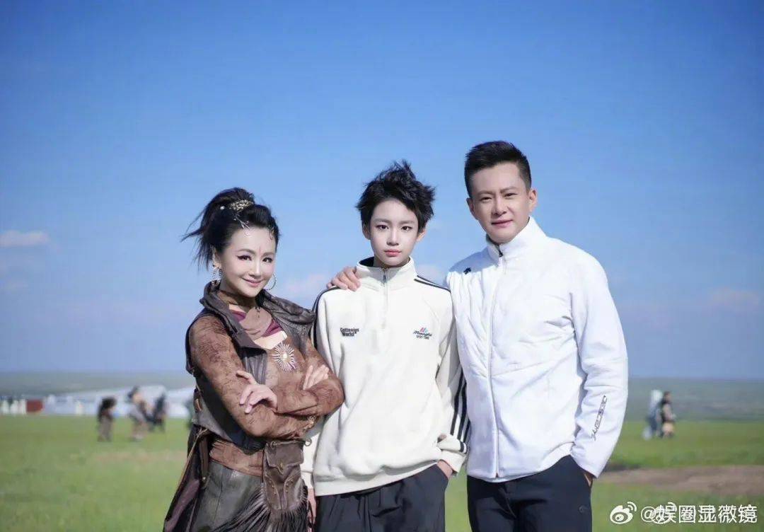 曹颖14岁儿子状态曝光，被赞最帅星二代！网友：这颜值可以直接出道了