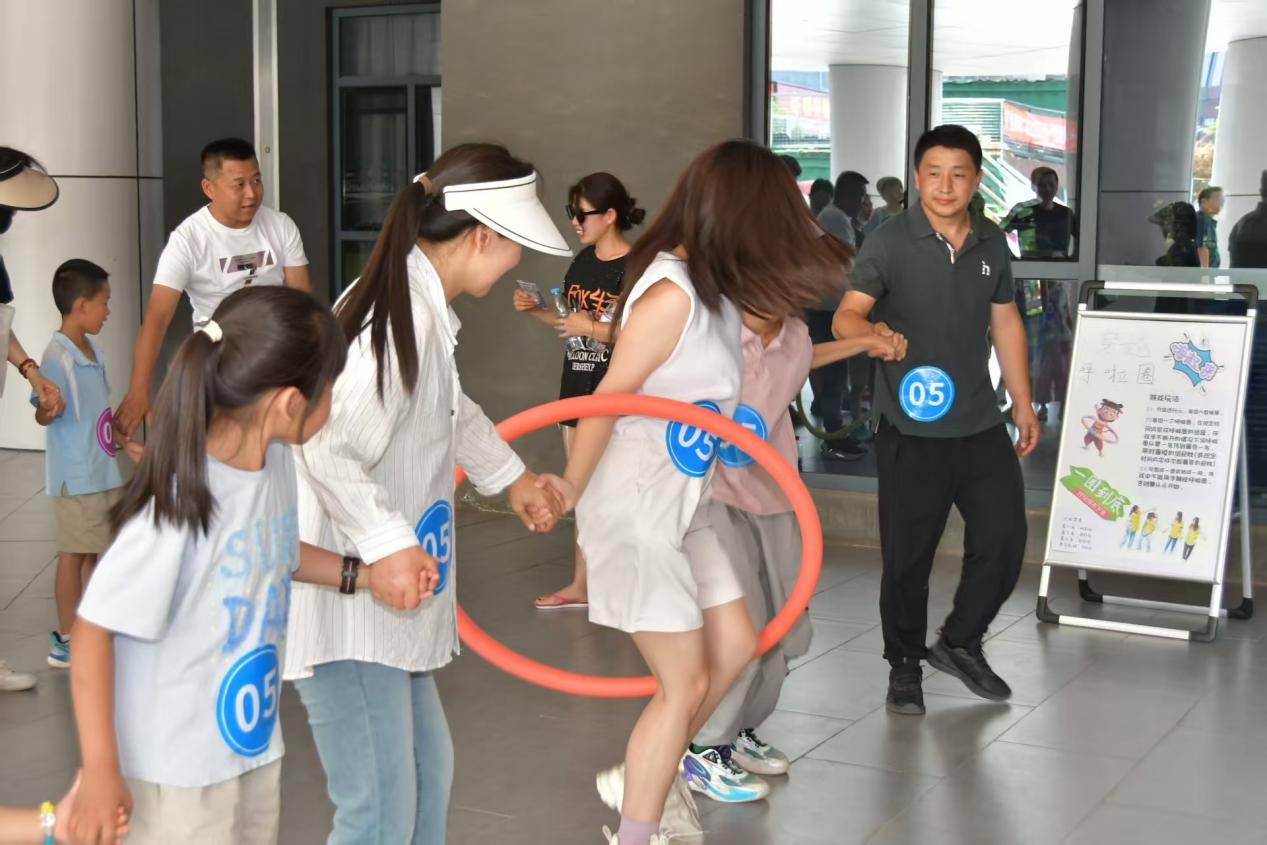 趣味运动点亮邻里温情 浐灞国际港漕渠路社区第二届全民健身节燃情开幕