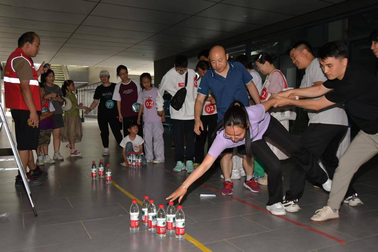 趣味运动点亮邻里温情 浐灞国际港漕渠路社区第二届全民健身节燃情开幕