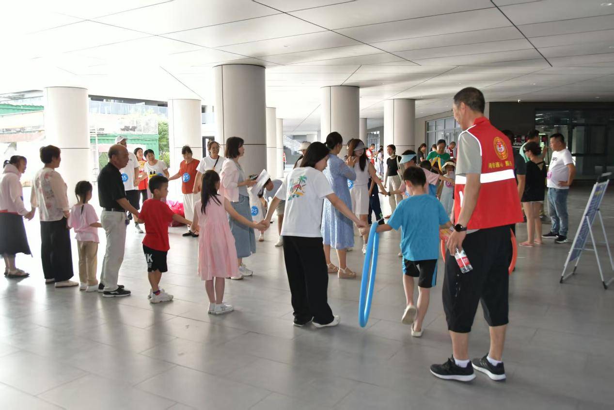 趣味运动点亮邻里温情 浐灞国际港漕渠路社区第二届全民健身节燃情开幕