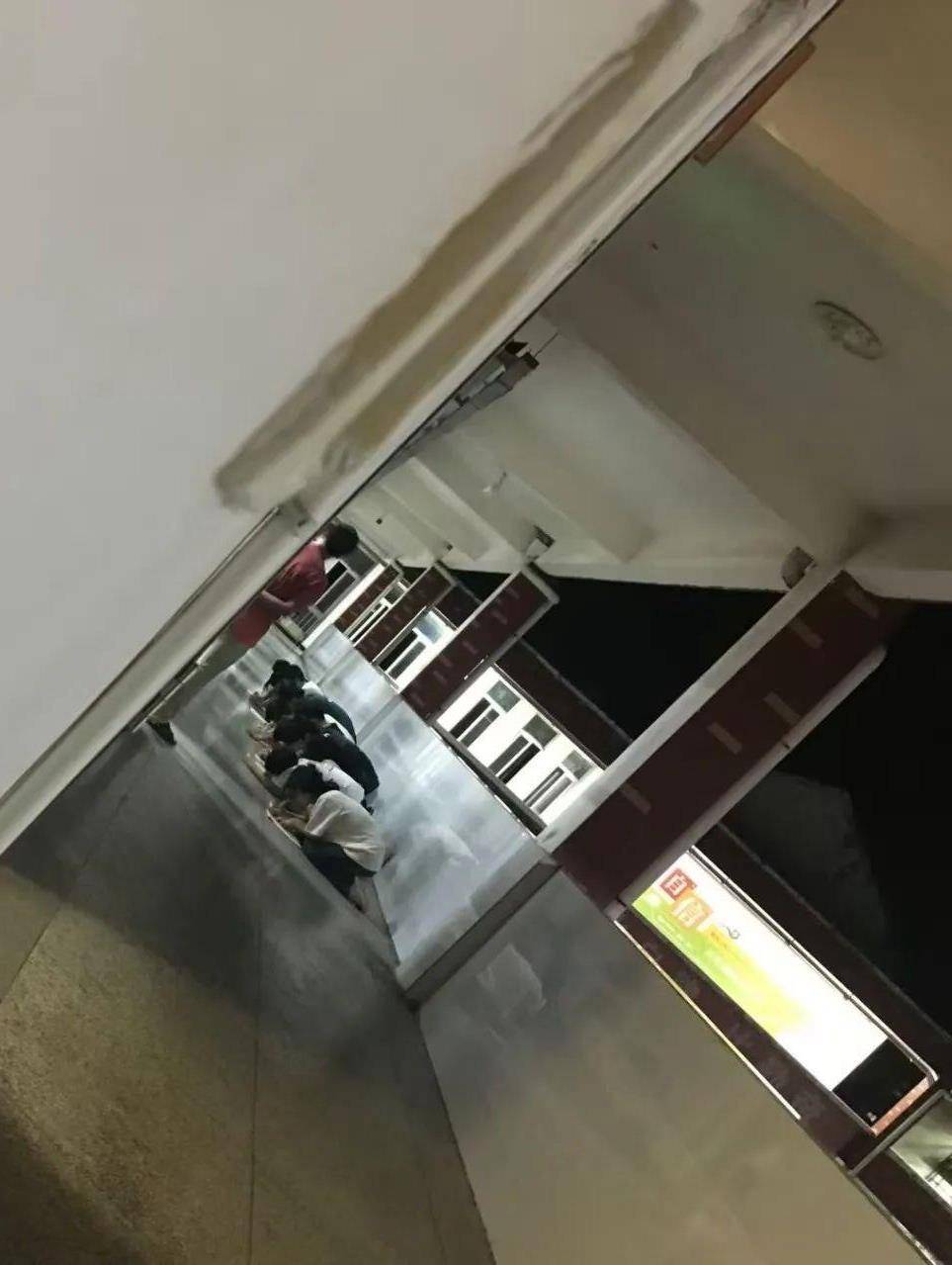 教体局回应“瑞金一老师疑让多名学生跪地写检讨”：存在体罚学生行为，已对教师停职检查