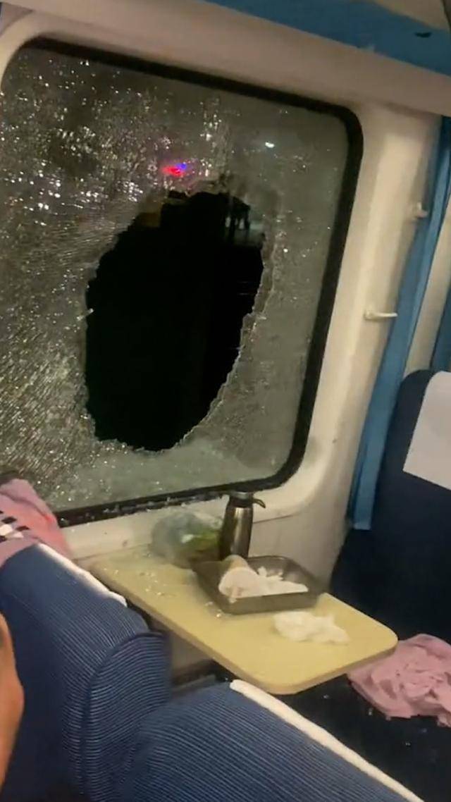 列车事故滞留3小时无空调，当天气温最高39℃，乘客破窗通风是否担责？律师解读
