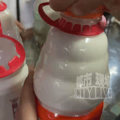 娃哈哈饮品内有活蛆！厂家业务员又打开一瓶，发现…