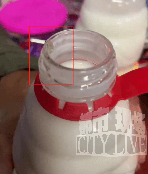 娃哈哈饮品内有活蛆！厂家业务员又打开一瓶，发现…