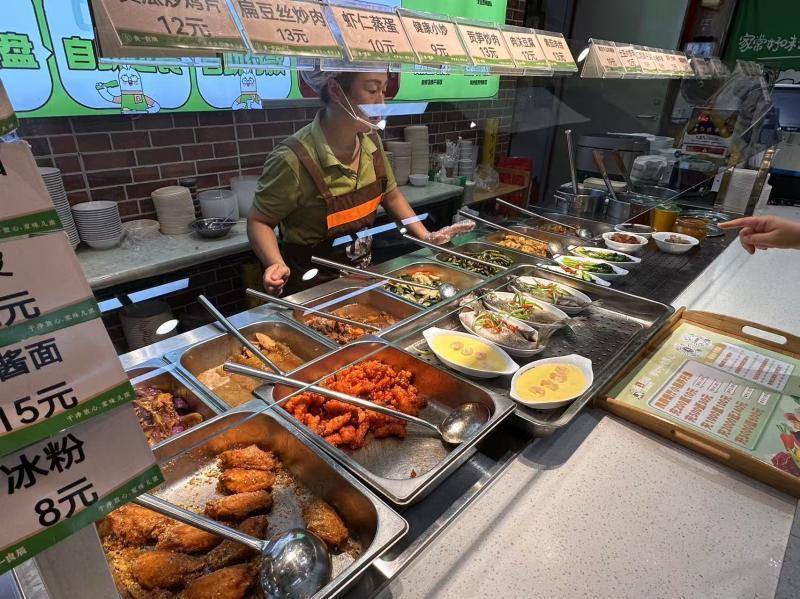 高温催生新就餐方式 北京社区食堂成年轻人“新厨房”| 夏日经济青观察