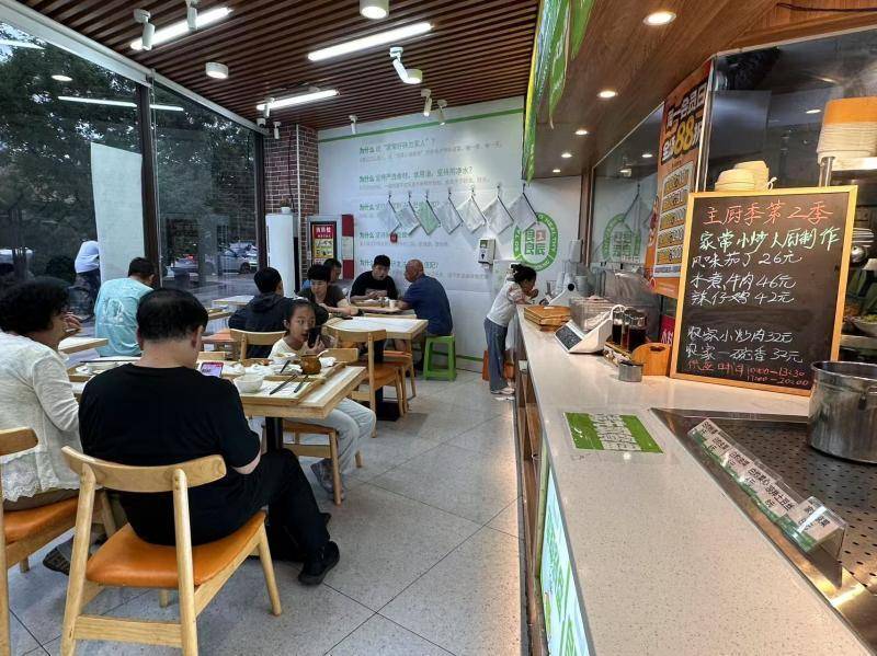 高温催生新就餐方式 北京社区食堂成年轻人“新厨房”| 夏日经济青观察