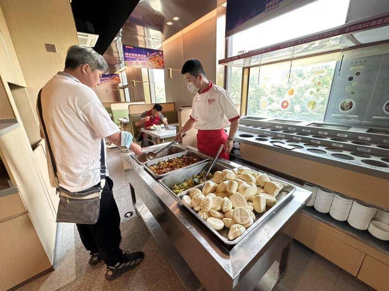 高温催生新就餐方式 北京社区食堂成年轻人“新厨房”| 夏日经济青观察