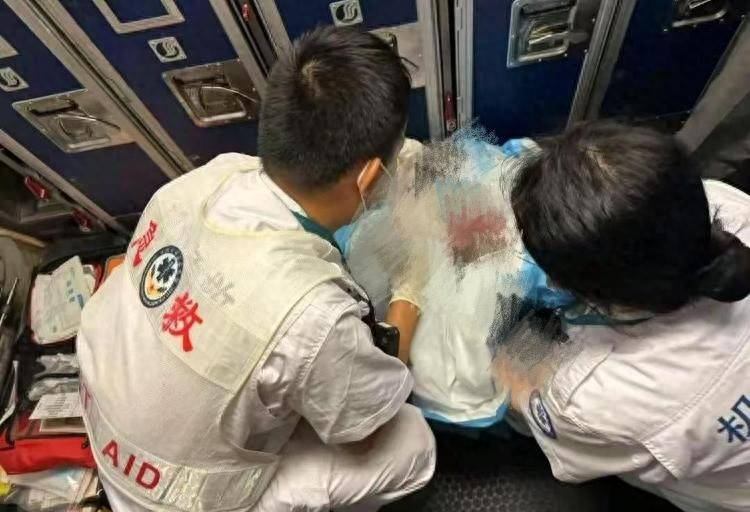 乘客在飞机上分娩后被检测出梅毒？机场急救人员：医护未接到检查通知