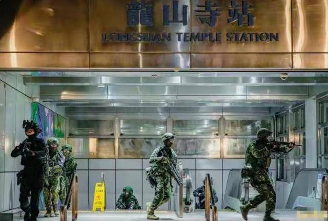 台军半夜扛导弹坐地铁，统一呼声再起，国防部1招就可打痛赖清德