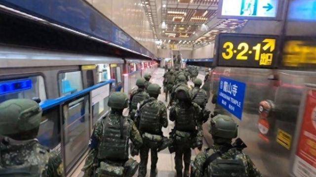 台军半夜扛导弹坐地铁，统一呼声再起，国防部1招就可打痛赖清德