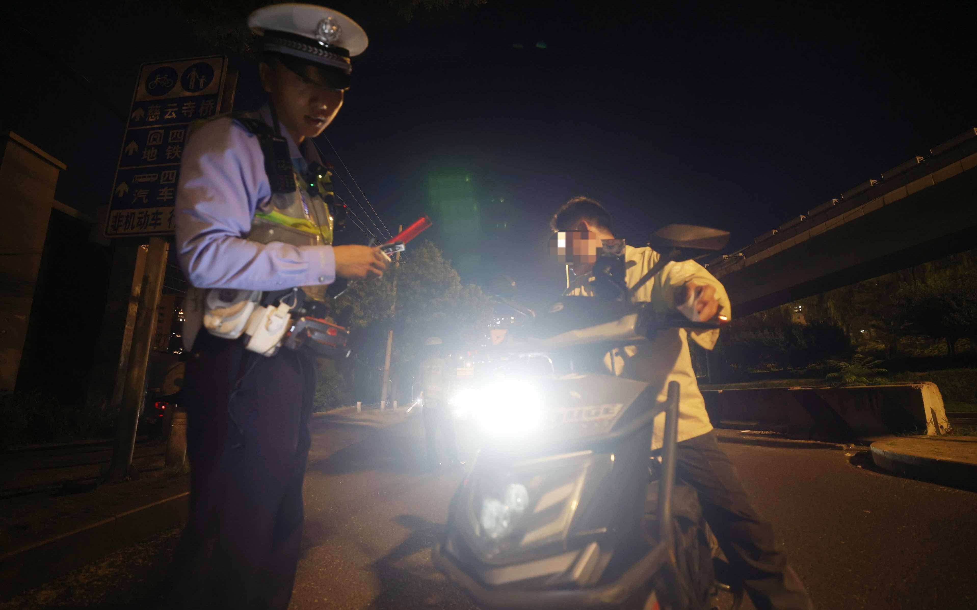 北京交警开查电动自行车加装远光灯，首次警告，再被查将扣车罚款