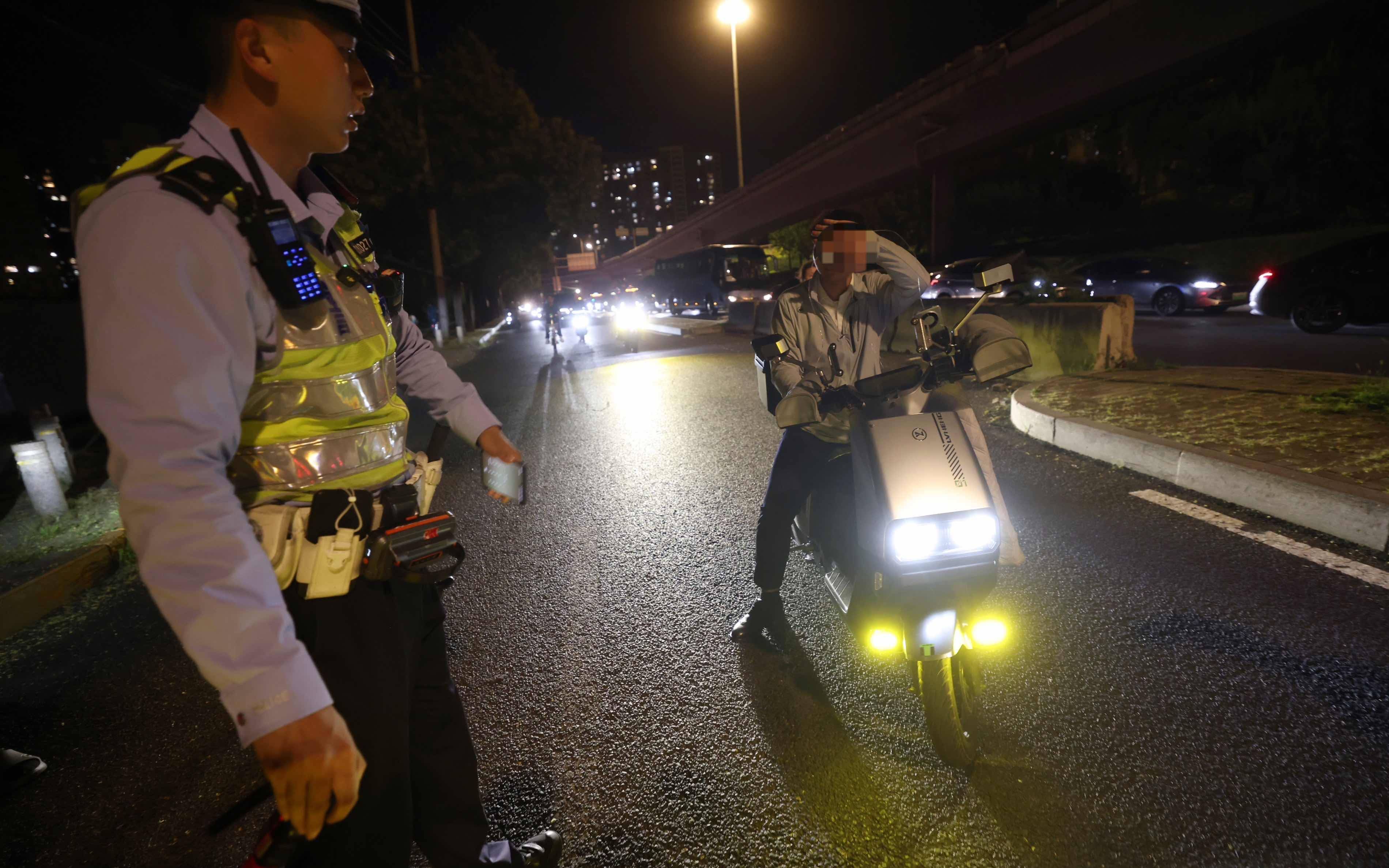 北京交警开查电动自行车加装远光灯，首次警告，再被查将扣车罚款