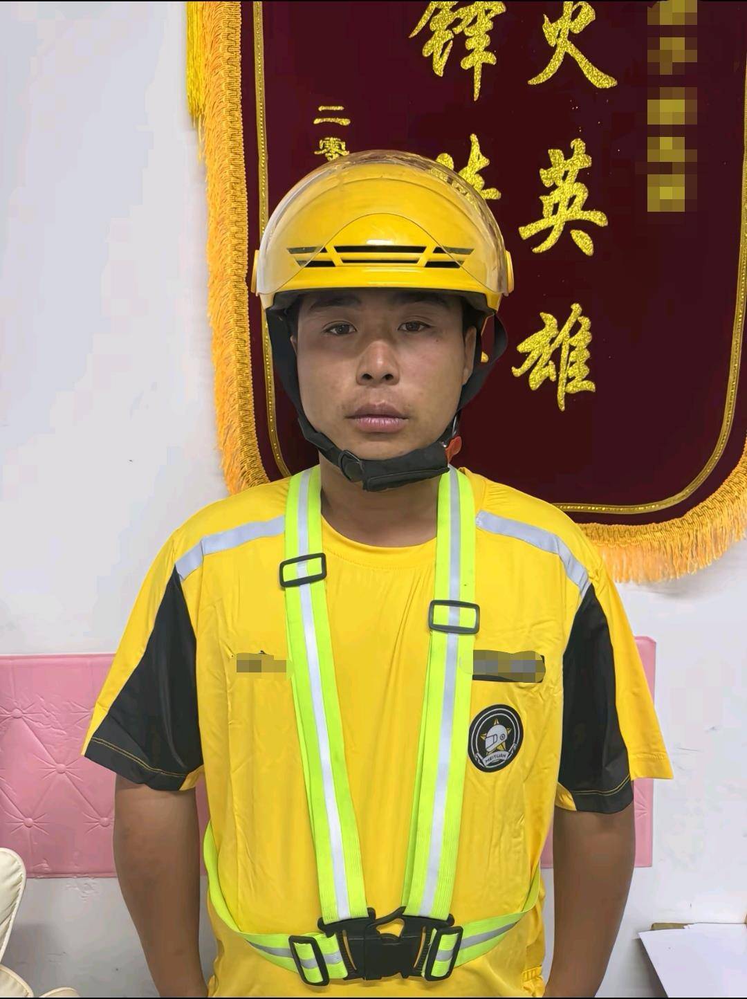 辽宁鞍山一路口渍水拥堵，外卖骑手坚守半小时疏导交通，当事人：我是退伍军人还做过辅警，看到有救护车被堵就上前帮忙