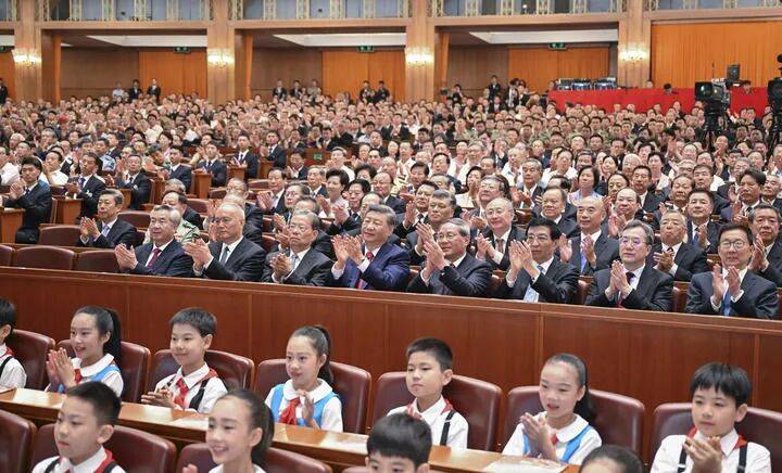 纪念中国人民抗日战争暨世界反法西斯战争胜利80周年文艺晚会《正义必胜》在京隆重举行 习近平等出席观看