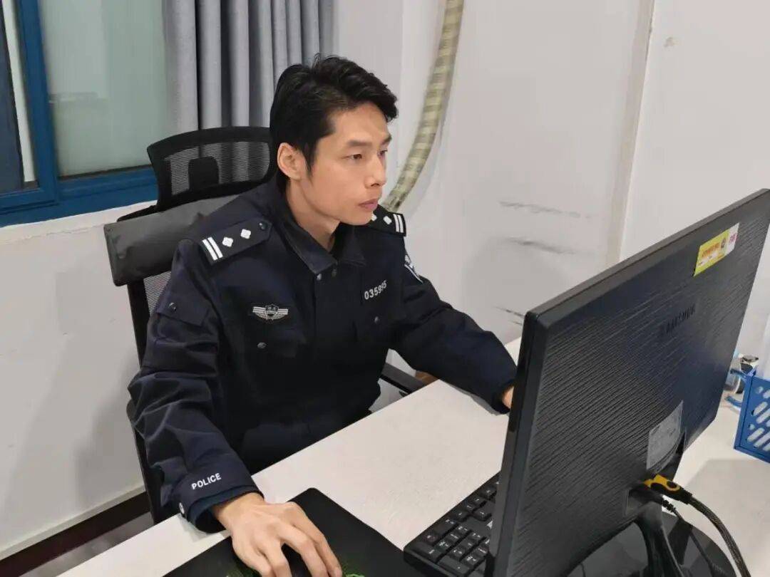 电饭煲内藏金条、书本里塞进4万元人民币!警方紧急截停一辆电动车