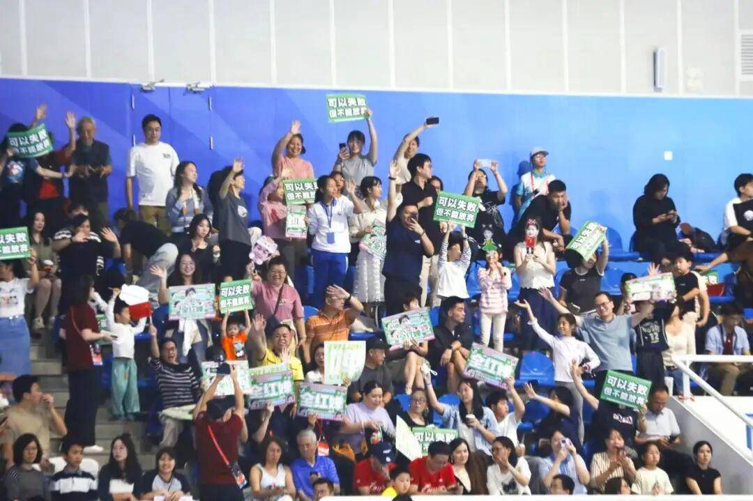 全红婵伤愈首秀夺冠！出战女子团体双人10米台，看台上都是为她加油的海报