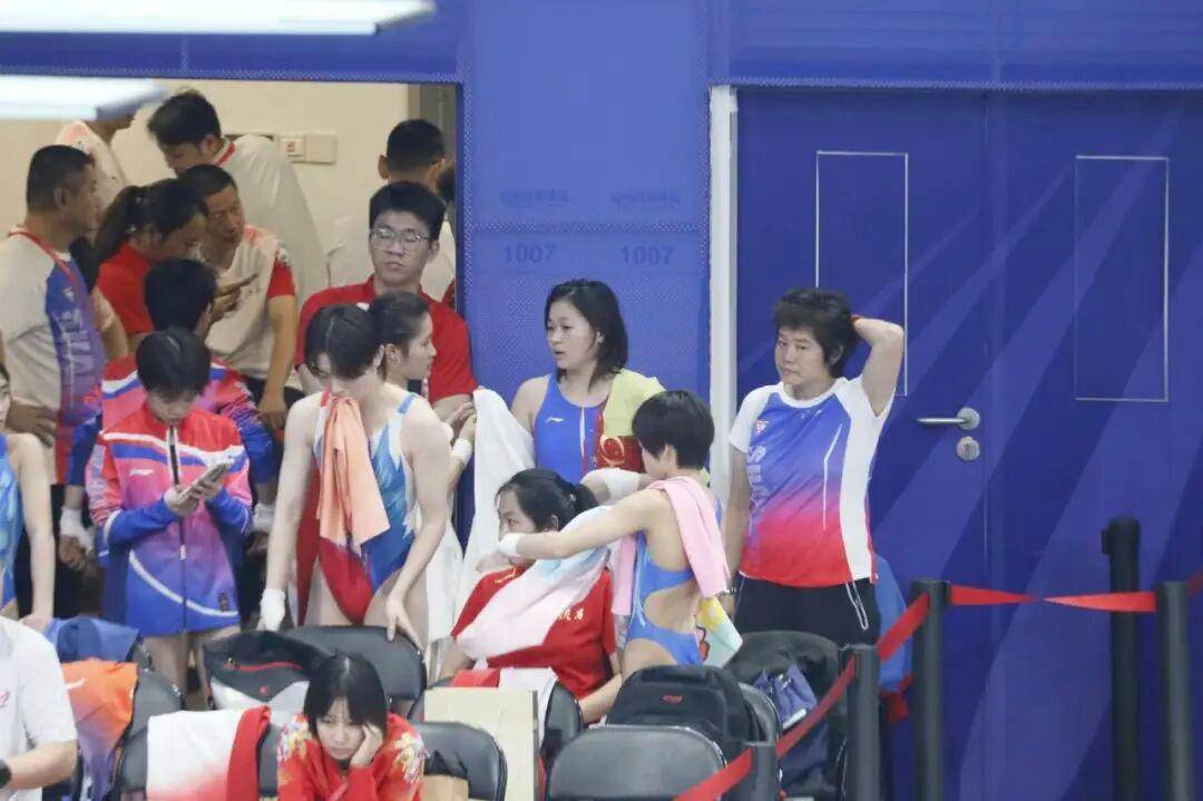 全红婵伤愈首秀夺冠！出战女子团体双人10米台，看台上都是为她加油的海报