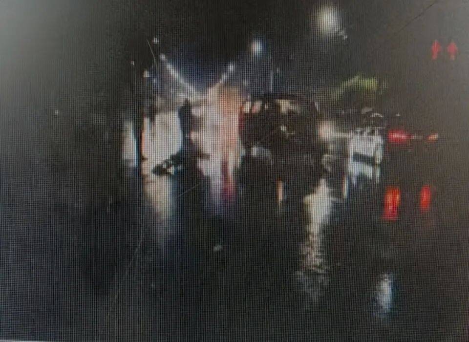 男子买馒头路上遇车祸不治身亡，肇事司机称遭远光灯照射闯祸，57.7万判赔款难执行