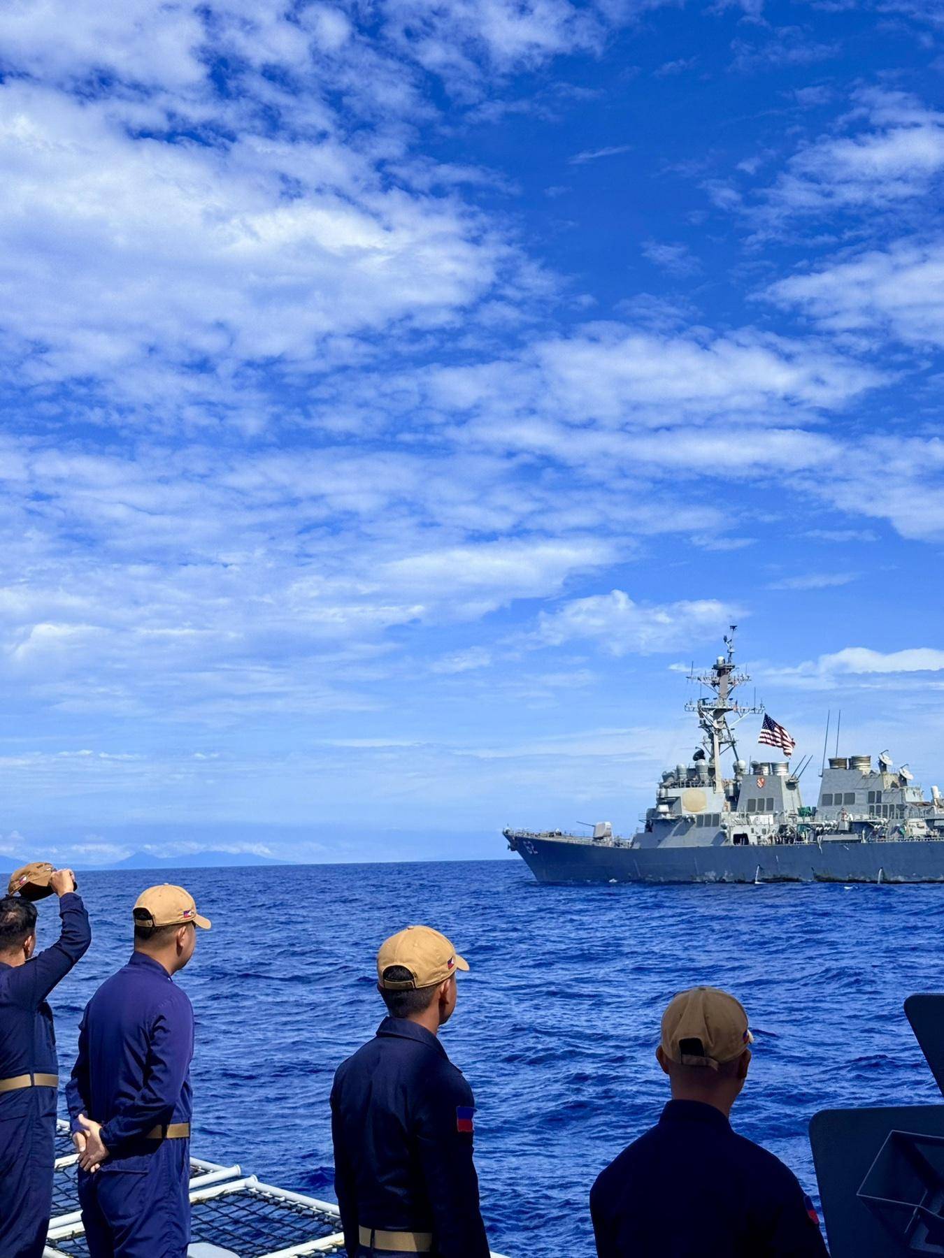 美军再度遭遇耻辱时刻:中国海军6艘战舰包围,815舰插入南海演习