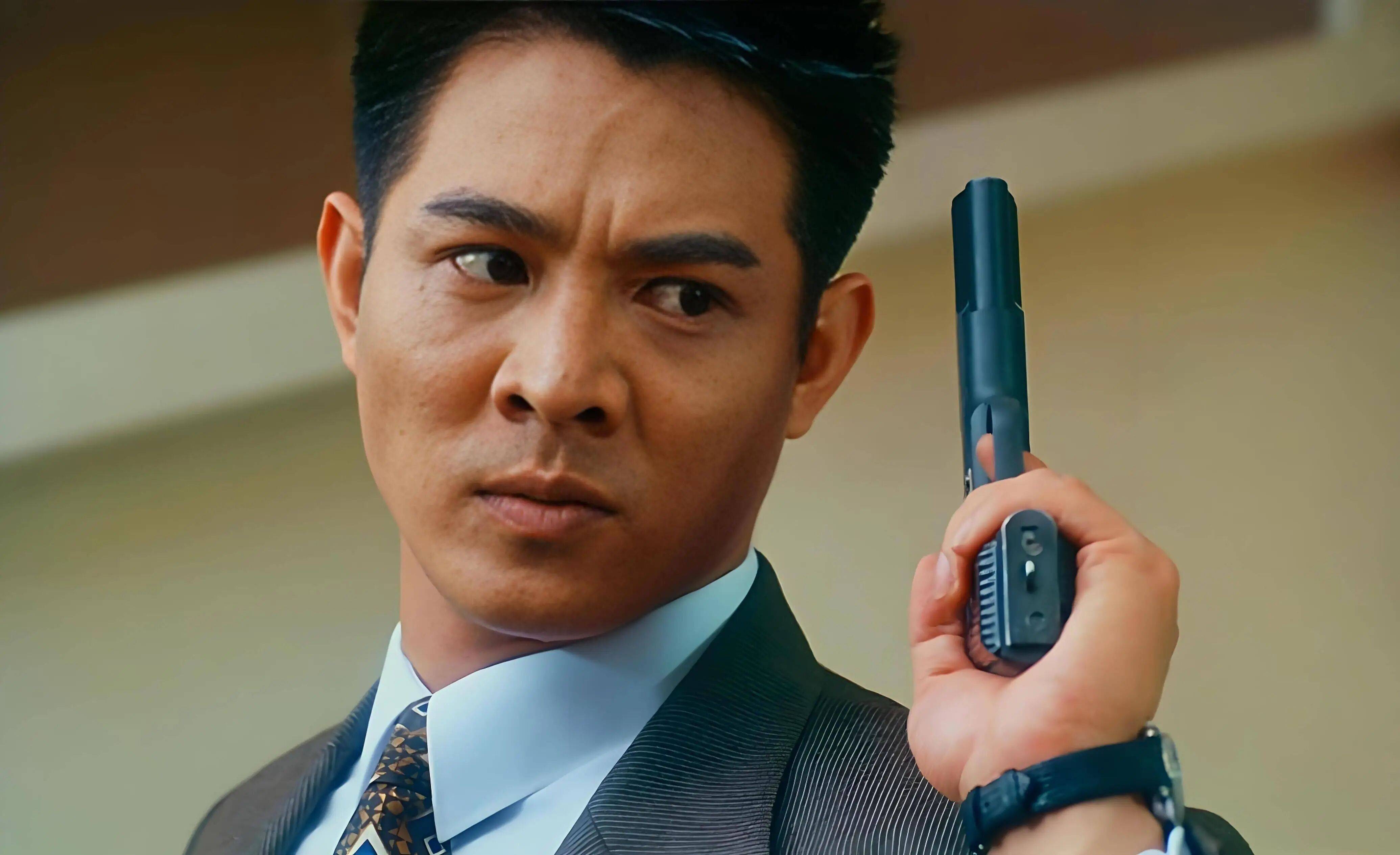 考古|李连杰晒游泳照状态重返巅峰！武打多年受伤频繁又患甲亢，功夫皇帝一路走来太不易