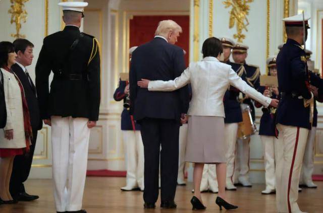 薛领事遭围攻?中方真的怒了,高市早苗没想到:特朗普也翻脸了