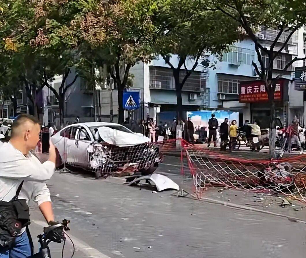 湖北一轿车疑似超速撞倒电箱撞断树，市民：发动机都甩出来了；交警：有人受伤