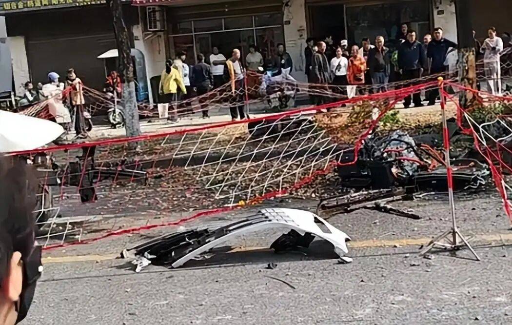 湖北一轿车疑似超速撞倒电箱撞断树，市民：发动机都甩出来了；交警：有人受伤