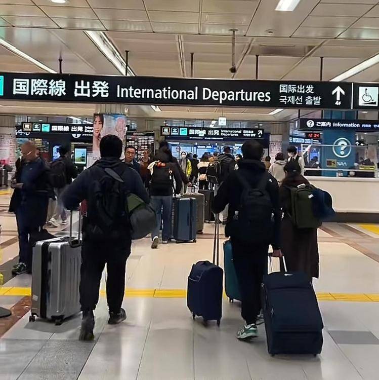 日本机场挤满了回国的人：有中国游客提前结束行程回国，整趟航班满座，还有人称已辞工返华