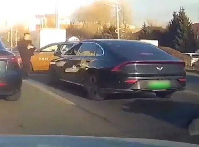 哈尔滨北站前一黑色轿车撞人后逃逸，被两辆出租车逼停，警方：已出警