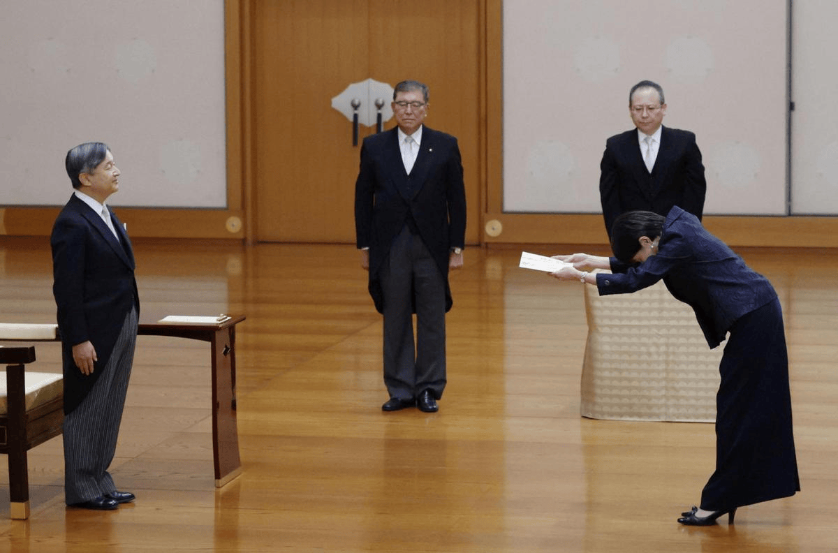 日本天皇急召高市早苗，有要事托付，美国提醒日本，小心被中国揍