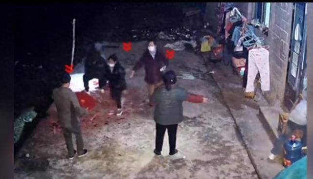 母亲走后22天，父亲凌晨去世，女儿家门口燃放鞭炮报丧，邻居们纷纷前来帮忙，18岁女儿挨个磕头跪谢