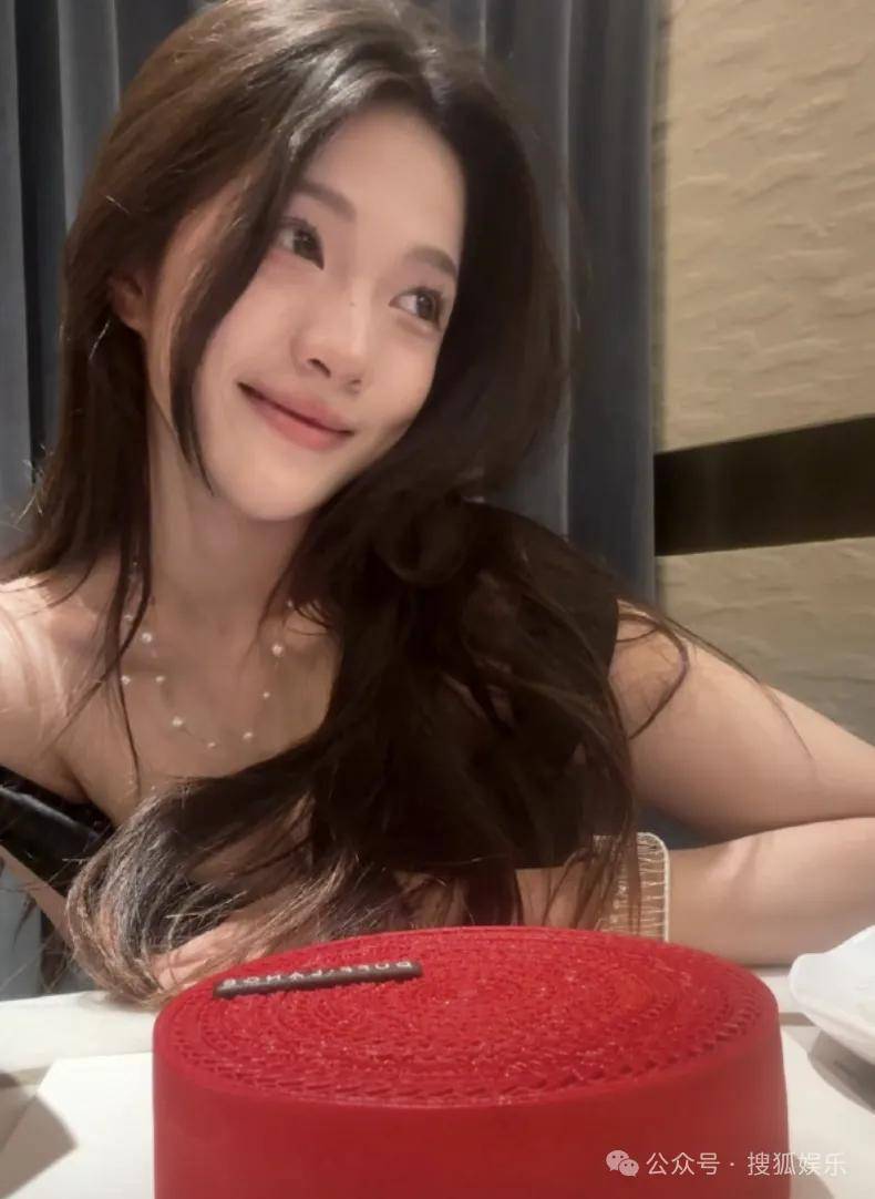 刚开年又曝一对相差15岁的恋情？他这一周两段绯闻真是连环暴击啊！