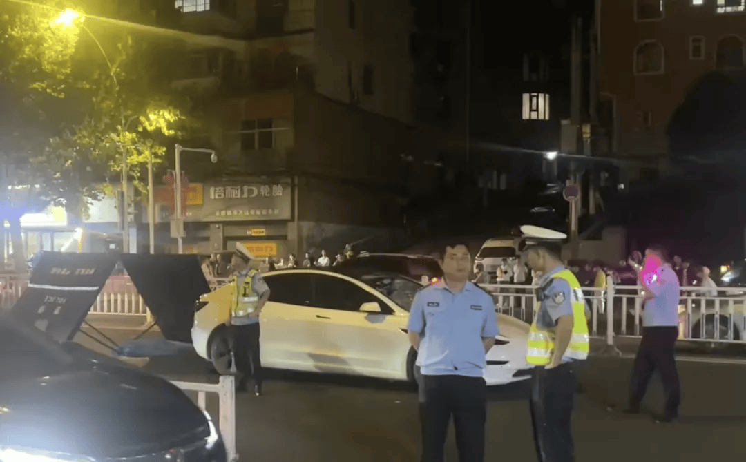 江西一男子与女友争论鹦鹉学舌撞死1家3口，事发时车速达129公里/小时