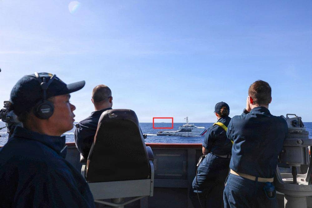 双方没碰面？看到中国海军055万吨大驱冲过来，菲军从黄岩岛跑了