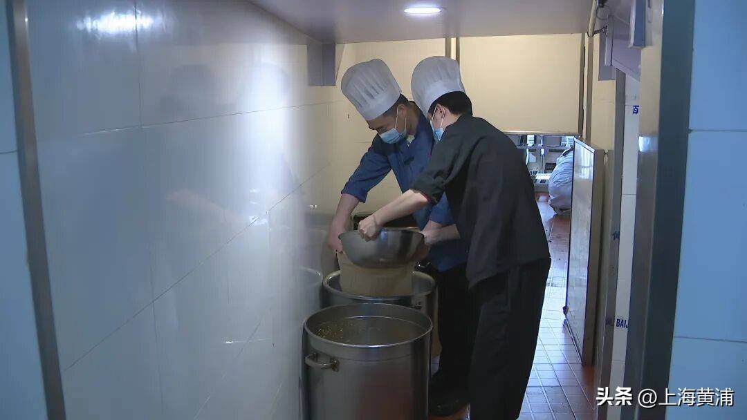 气温已超32度！为啥上海人顶着烈日也要排队？就为这口夏日专属“鲜味”，“吃了就觉得很爽”！
