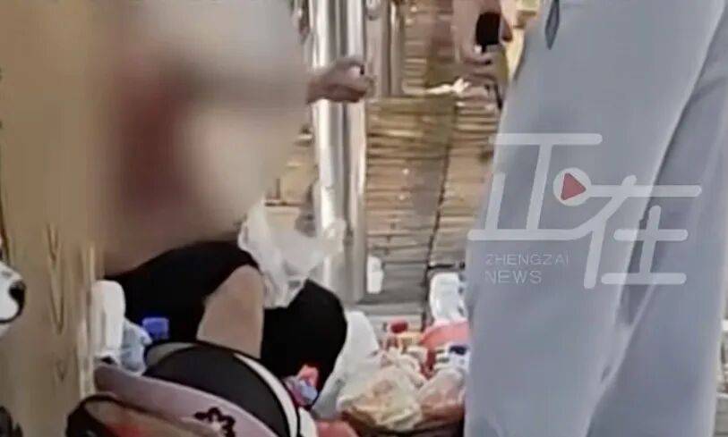 上海一老太疑似捡空瓶再灌水兜售“假矿泉水”！工作人员：经常到场检查，老人已80多岁，卖了30多年水，“往地上一躺，我们也没办法”