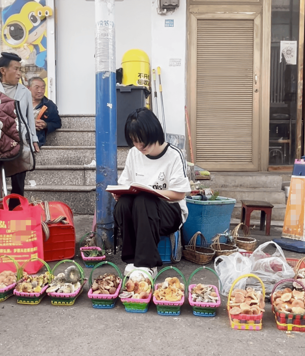 云南昭通女孩集市卖菌子时 收到北大录取通知书！
