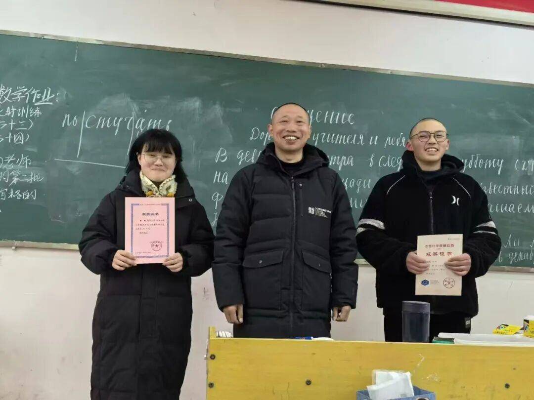 云南昭通女孩集市卖菌子时 收到北大录取通知书！