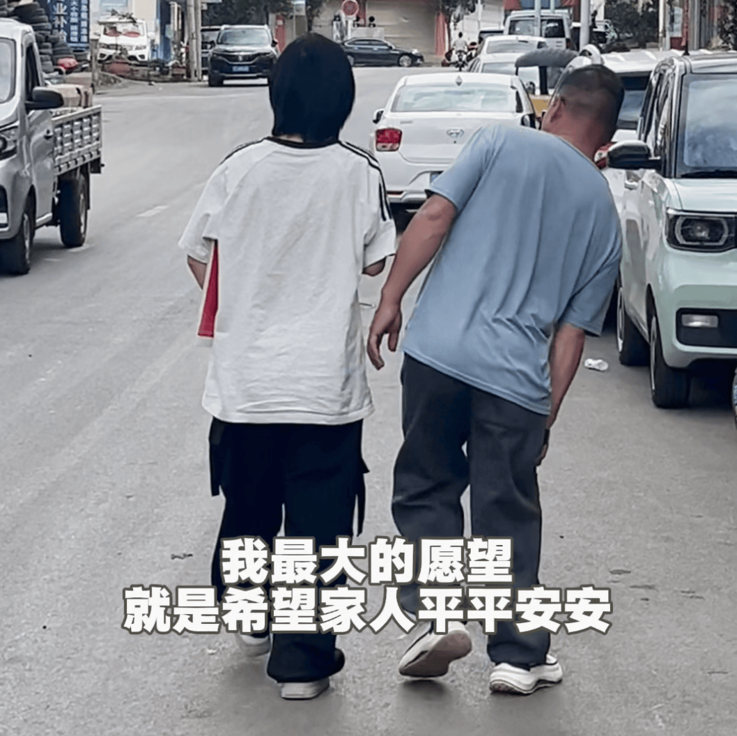 云南昭通女孩集市卖菌子时 收到北大录取通知书！