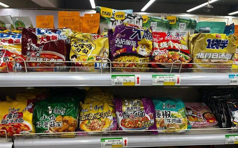 超市方便面被五连包“霸场”，只想买1包为啥这么难？