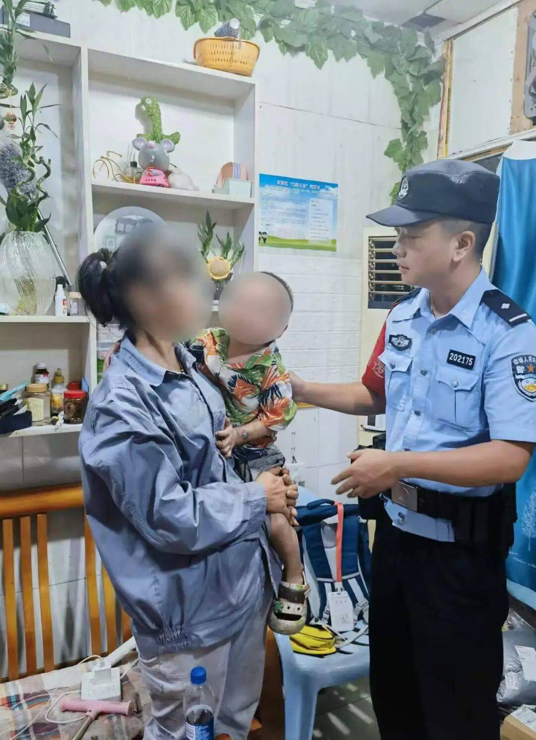 重庆一妈妈外出购物，把2岁弟弟托付给5岁哥哥照看，哥哥贪玩独自跑回家，弟弟被遗忘在路边，民警走访摸排找到其家长