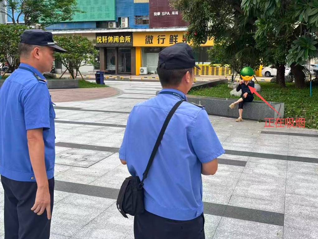 广东东莞一男子吸烟后随手扔烟头，被罚100元