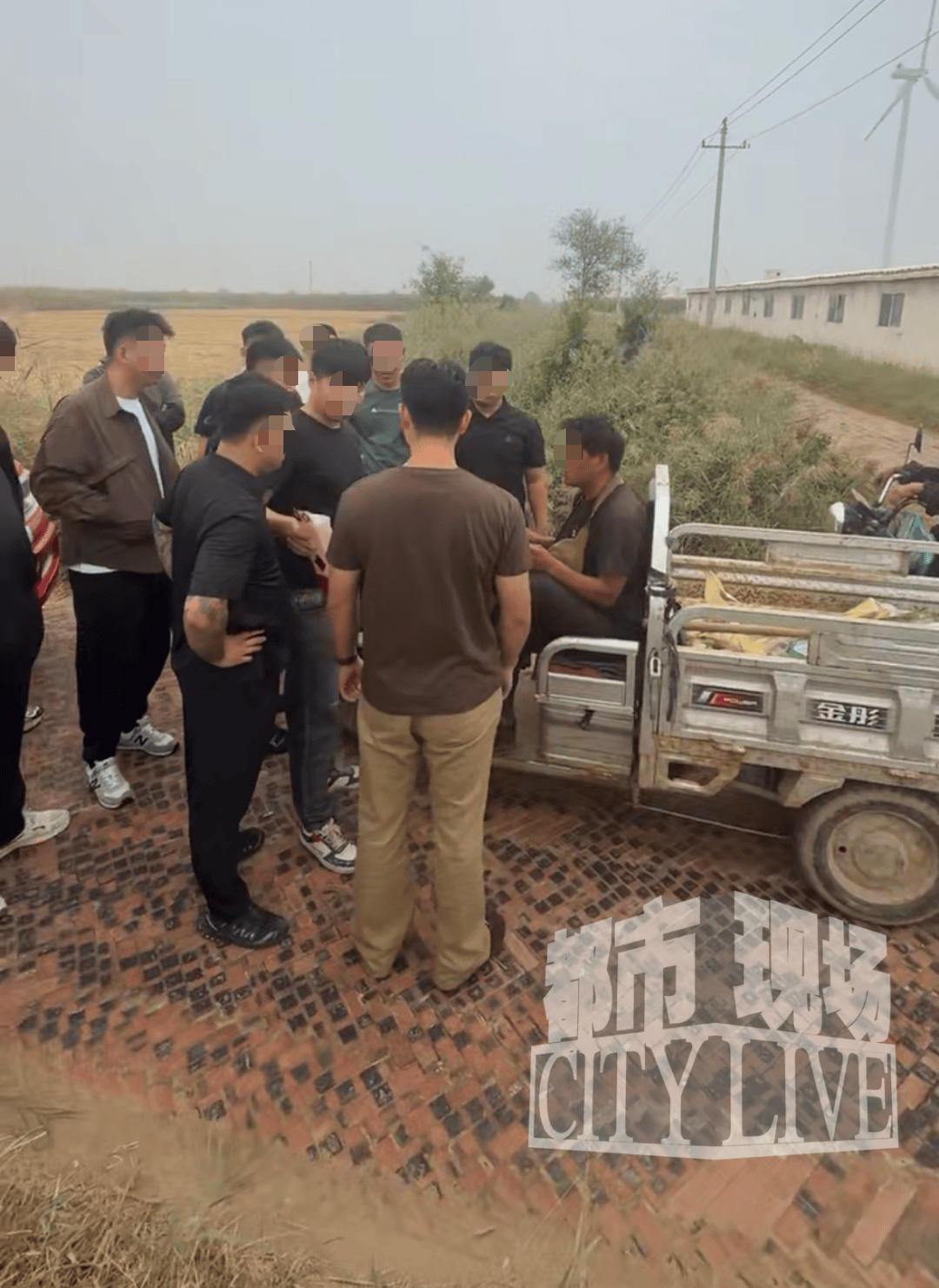 河北沧州婚车半路被拦下，男子骑三轮车堵路索要整条喜烟，网友怒了