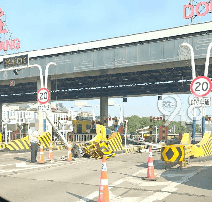 杭州一收费站被撞、多处损坏，车主：为避让旁边变道的车，在空中翻了一圈，最后四轮朝天落地