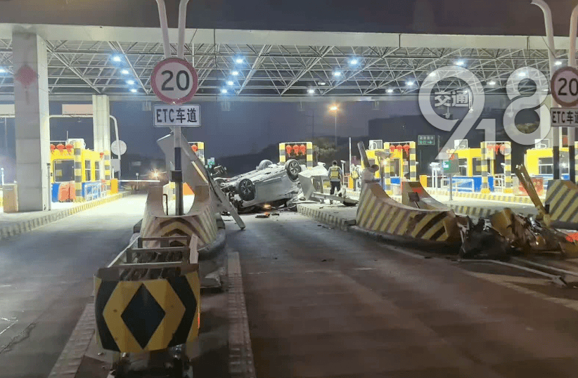 杭州一收费站被撞、多处损坏，车主：为避让旁边变道的车，在空中翻了一圈，最后四轮朝天落地